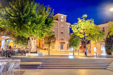 Crikvenica şehir merkezindeki ana meydanın gece görüşü. Istria, Croati.