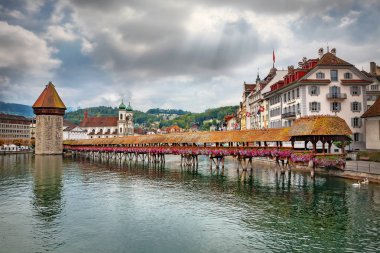 Lucerne 'deki Reuss nehri üzerindeki Chapel Köprüsü (Luzern). İsviçre