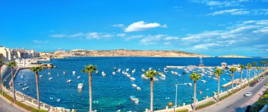 Bugibba tatil beldesindeki kıyı şeridi manzarası. Malta    