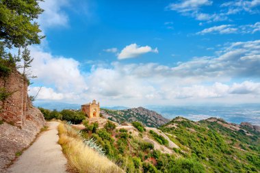 Montserrat Manastırı 'ndaki dağlarda Aziz Joan kilisesinin kalıntıları.. 