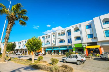 Nabeul 'un yerleşim bölgesinde modern evlere sahip şehir manzarası