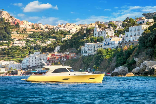 Porto e cidade à beira-mar na ilha de Capri. Itália — Fotografia de Stock