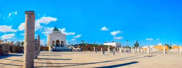 Двор с древними колоннами и видом на Мавзолей Мухаммеда V — стоковое фото