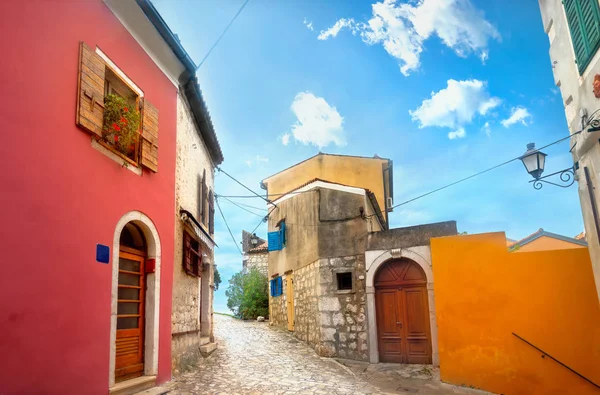 Calle costera y coloridos edificios en el casco antiguo. Rovinj, Croata — Foto de Stock