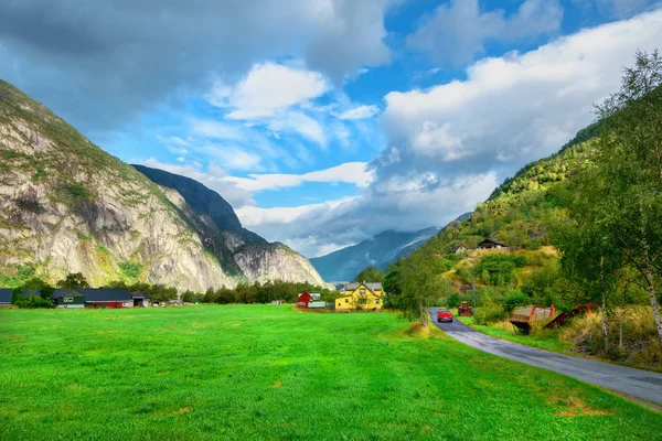 Bunte Berglandschaft mit Bauernhaus. Norwegen — Stockfoto