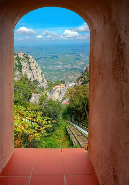 Vista através da janela do mosteiro Santa Maria de Montserrat locat — Fotografia de Stock