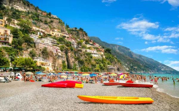 Persone sulla spiaggia di Yhe sul villaggio turistico di Positano. Costiera Amalfitana. Ca — Foto Stock