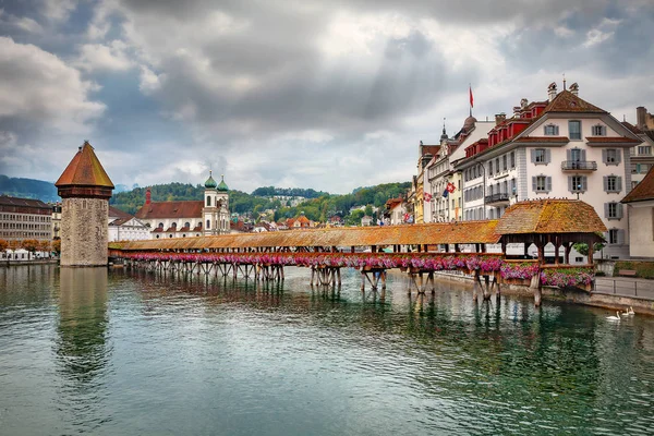 Capela Ponte no rio Reuss em Lucerna (Luzern). Suíça — Fotografia de Stock