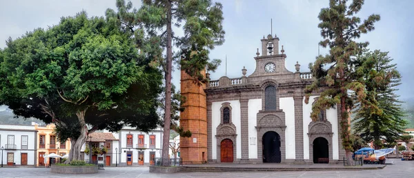 Basilica de Nuestra Senora del Pino (Богоматерь дель Пино) в Тероре — стоковое фото