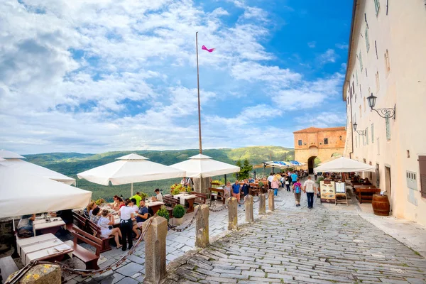 Terasa s kavárnami a výhledem na kopce od Motovun. Istrie, Cro — Stock fotografie