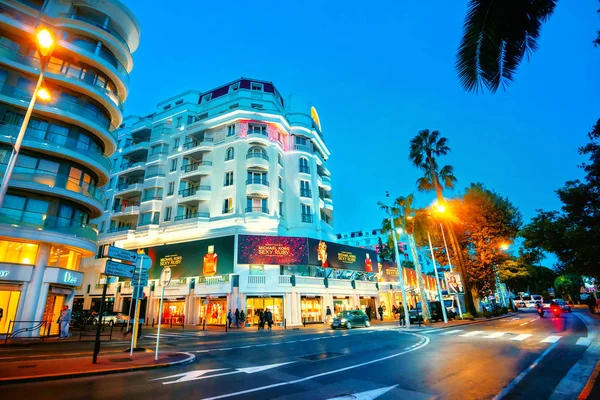 Straatzicht met luxe hotels en winkels 's nachts. Cannes, Frankrijk — Stockfoto