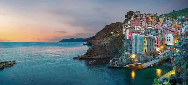 Vista panorâmica da cidade de Riomaggiore à noite. Ligúria, Itália — Fotografia de Stock