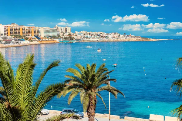 Wybrzeże zatoki św. Juliana i Sliemy. Malta — Zdjęcie stockowe