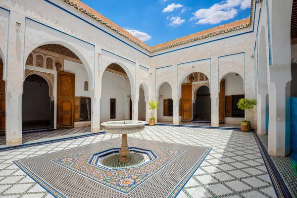 Udvar az ősi Bahia palotában Marrakesh-ben. Marokkó, Észak-A — Stock Fotó