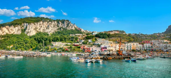 Porto e porto Marina Grande na ilha de Capri. Itália — Fotografia de Stock