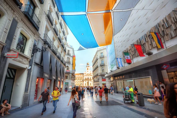 Vista de la calle peatonal con colorida protección solar en Madrid —  Fotos de Stock