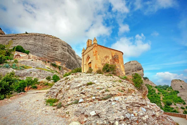 Zřícenina kaple Sant Joan v horách kláštera Montserrat. — Stock fotografie