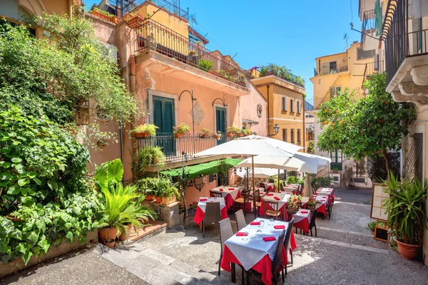 Straßenansicht mit Café in der Altstadt von Taormina. sizilien, italien — Stockfoto