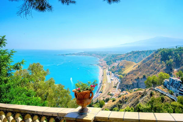 Piękny krajobraz nabrzeża Taormina. Widok panoramiczny z — Zdjęcie stockowe