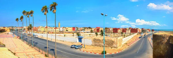 Paesaggio con strada e quartiere residenziale costiero a Essaouir — Foto Stock