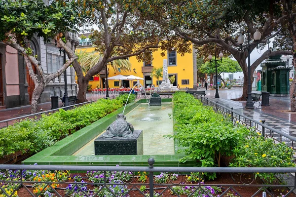 Fontaine célèbre avec sculptures de grenouilles dans le centre-ville Las Palm — Photo