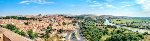 Panorámás városkép történelmi óvárosról a Tagus folyón. Toledo, — Stock Fotó