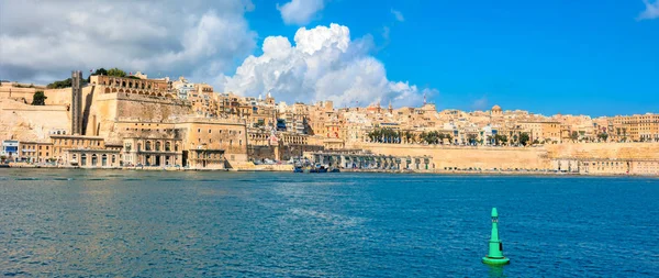 Kilátás a tengerből a régi város Valletta ősi falakkal. Málta — Stock Fotó