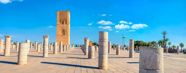 Башня Хассана, минарет незавершенной мечети в Рабате, Марокко — стоковое фото