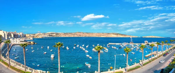 Vista panorámica de la costa en el distrito turístico de Bugibba. Malta — Foto de Stock