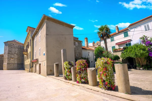 Vista de rua perto da catedral na cidade velha Krk. Ilha de Krk, Croácia — Fotografia de Stock