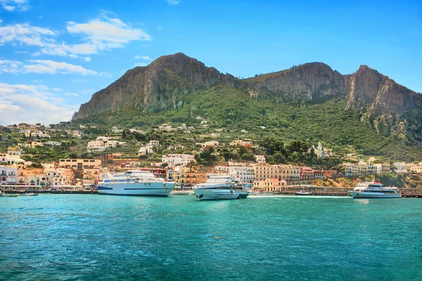 Přístav a přístav Marina Grande na ostrově Capri. Itálie — Stock fotografie