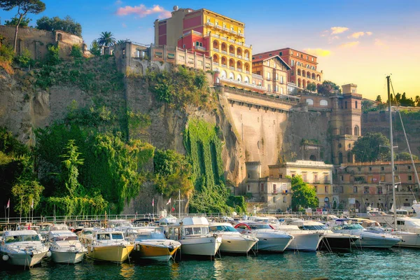 Port Marina Grande ve městě Sorrento. Pobřeží Amalfi, Kampánie, Ita — Stock fotografie