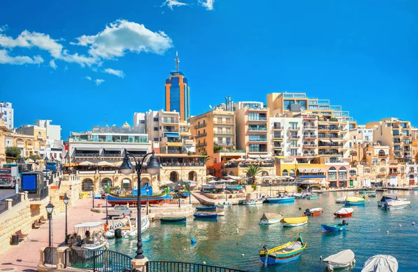 Vista da baía de Spinola com casas coloridas e barcos de pesca. St. . — Fotografia de Stock