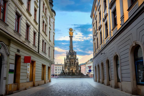 Rua no centro da cidade com vista para a praça e monumento de Santo T — Fotografia de Stock