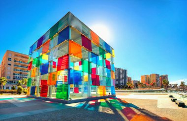 MALAGA, İspanya - 30 Ekim 2016: Yeni liman kenti yakınlarındaki Pompidou Çağdaş Sanat Müzesi merkezinde çok renkli cam küp. Endülüs