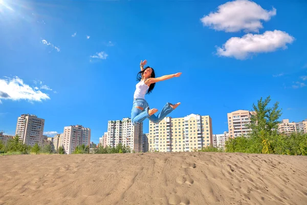 Feliz Mujer Joven Saltando Zona Arenosa Fuera Ciudad Soleado Día —  Fotos de Stock