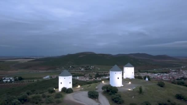 Bei Sonnenuntergang Die Berühmten Windmühlen Miguel Cervantes Berühmtem Roman Don — Stockvideo