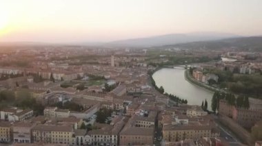 Verona, İtalya hava atış ile tipik İtalyan dairesi çatıları, gün batımında sokak kalabalıklar, Roma Colosseum Arena, Adige Nehri, Santuario Madonna di Lourdes, dağlar Lessinia Tabiat Parkı. 