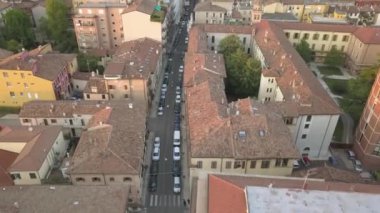 Verona, İtalya hava atış ile tipik İtalyan dairesi çatıları, gün batımında sokak kalabalıklar, Roma Colosseum Arena, Adige Nehri, Santuario Madonna di Lourdes, dağlar Lessinia Tabiat Parkı. 