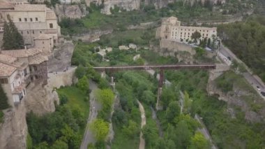 Güzel, renkli pastel evler, ağaçlar ve bir nehir vadisinde Cuenca İspanya'nın havadan görünümü