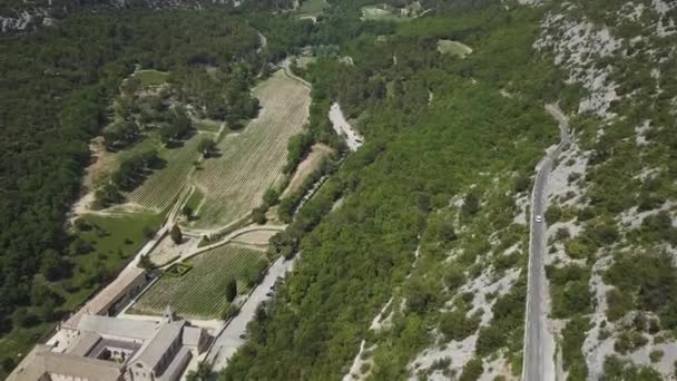 Ciclista Estrada Abadia Senanque Localizada Provença Sul França Campos Lavanda — Vídeo de Stock