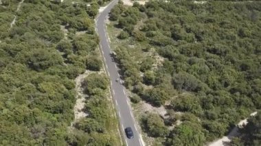 Bisikletçi Senanque Abbey Road tarafından dağın üzerinde sürüş bir araçla Provence, Güney Fransa ve lavanta alanlarında bulunan