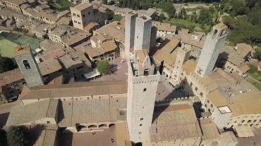  Kule, bir ortaçağ köyü San onun 12. yüzyıl duvarları ve kuleler Toskana, İtalya gösterilen Gimignano etrafında uçan kuşların havadan görünümü