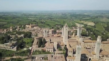  İnci Ortaçağ Köyü San onun 12. yüzyıl duvarları ve kuleler Toskana, İtalya gösterilen Gimignano havadan görünümü