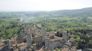  İnci Ortaçağ Köyü San onun 12. yüzyıl duvarları ve kuleler Toskana, İtalya gösterilen Gimignano havadan görünümü