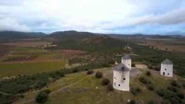 Miguel de Cervantes ünlü romanı Don Quixote de la Mancha, en etkili iş edebiyat gelen İspanyol altın çağ olarak kabul edilir olarak adı geçen ünlü yel değirmenlerine gün batımında.