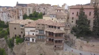 Cuenca'nın tarihi katedral havadan görünümü hangi uçurumdan İspanya bir vadinin ortasında. Gösteri renkli pastel evler ve diğer binalar vardır.