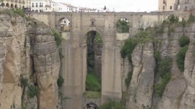 Tarihsel Puente Nuevo Köprüsü, Guadalevn Nehri taşıyor ve Ronda, Güney İspanya şehir böler 120 metre derin uçurum yayılan yeni ve en büyük köprü havadan görünümü.