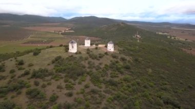 Miguel de Cervantes ünlü romanı Don Quixote de la Mancha, en etkili iş edebiyat gelen İspanyol altın çağ olarak kabul edilir olarak adı geçen ünlü yel değirmenlerine gün batımında.