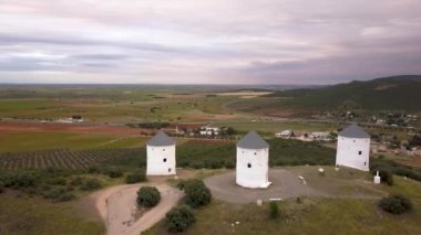 Miguel de Cervantes ünlü romanı Don Quixote de la Mancha, en etkili iş edebiyat gelen İspanyol altın çağ olarak kabul edilir olarak adı geçen ünlü yel değirmenlerine gün batımında.
